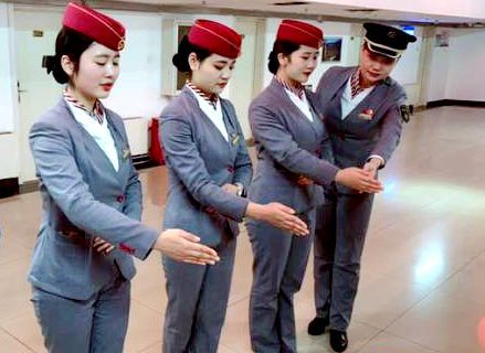传承光荣传统，坚持岗前礼仪培训，用心服务春运旅客