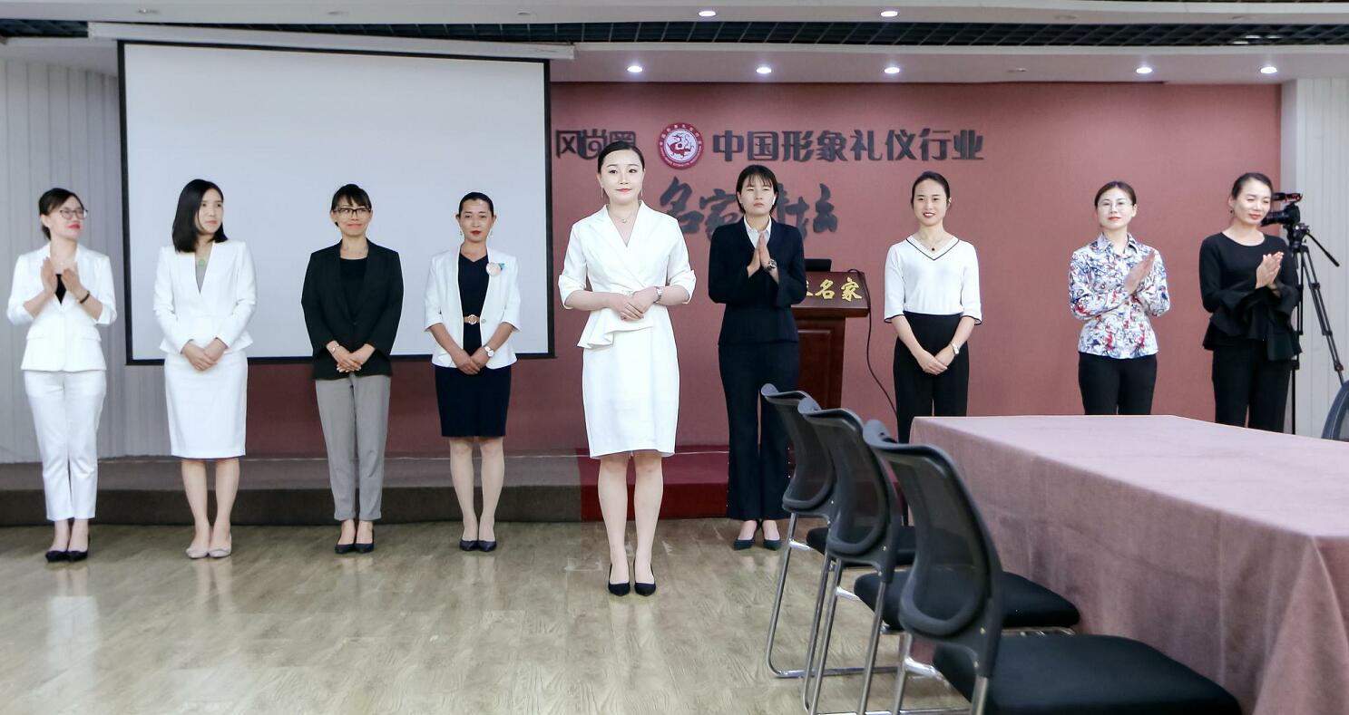 礼仪培训师证书之路 从学习到讲台的成功转型