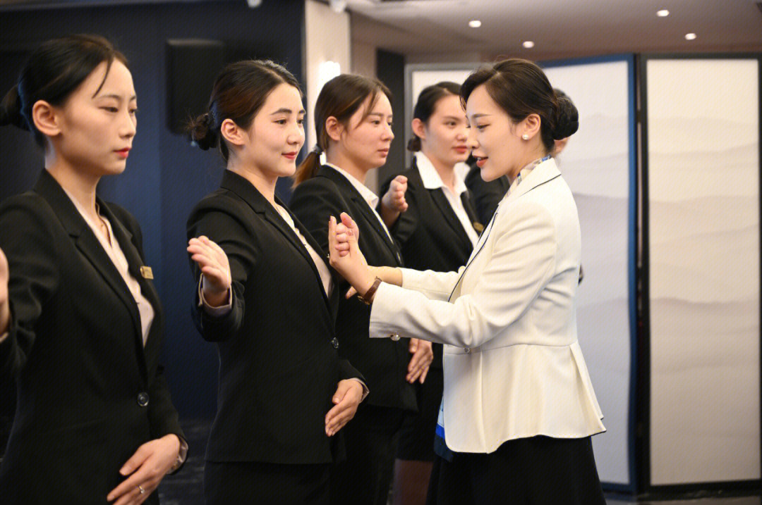 提升专业形象，铸就会展服务新标杆——探析礼仪管家服务与培训